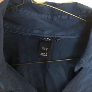 H&M women’s size 4 blue shiny collar button shirt
